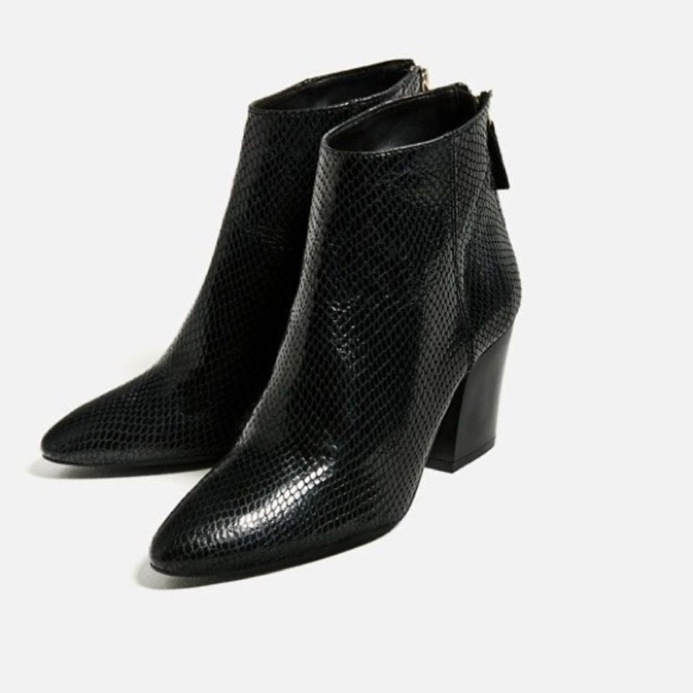 Zara’s Embossed high leather ankle boot